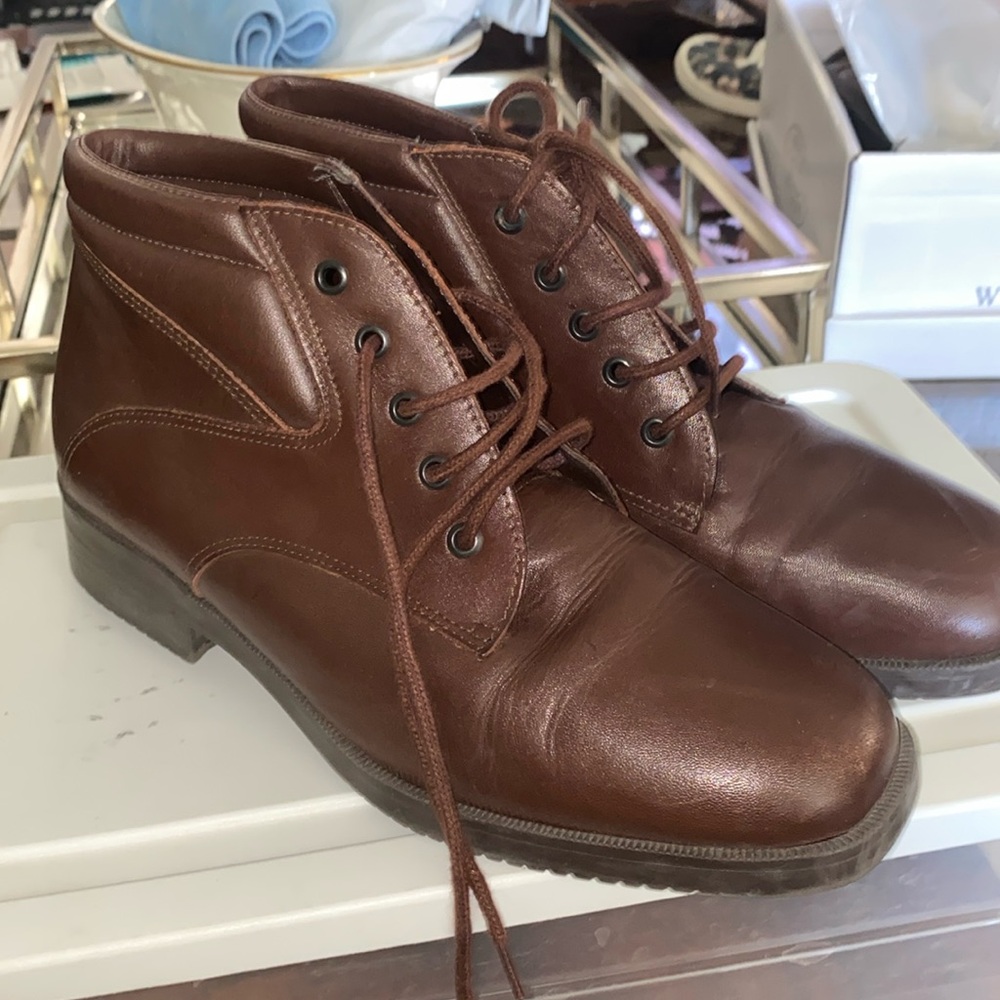 Gently used pair of Hilliard & Hanson ladies boots, size 7